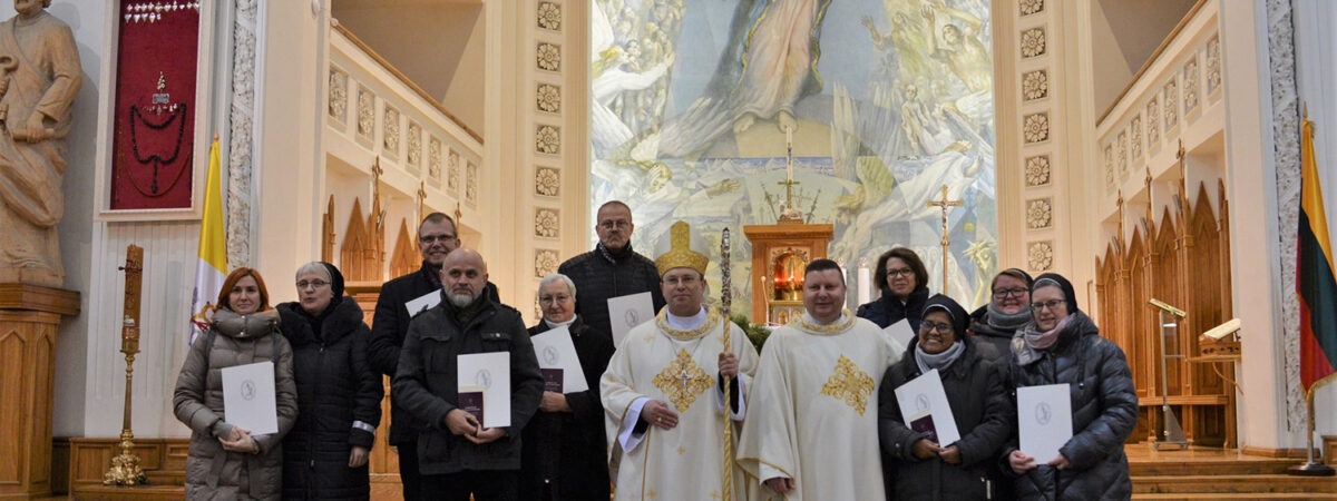 Vienuolika kretingiškių gavo Telšių vyskupo A. Jurevičiaus siuntimą ir tapo ekstraordinariniais šv. Komunijos dalintojais